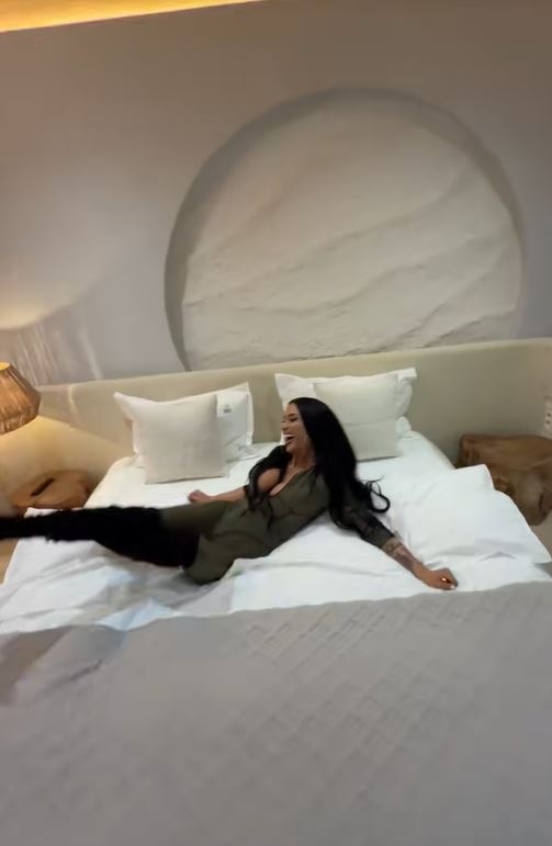 Imagini din apartamentul în care locuiește Daniela Crudu. Doar o oglindă a costat 7.000 de lei