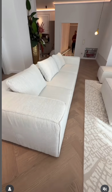 Imagini din noua casă a Georgianei Lobonț. Livingul este imens. Artista a ales culori calde și relaxante pentru decor