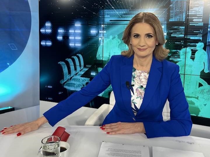 Anca Alexandrescu a rămas în costum de baie și s-a aruncat în zăpadă: „Data viitoare voi dansa cu Cristela Georgescu”. Imaginile, vizionate de sute de mii de ori
