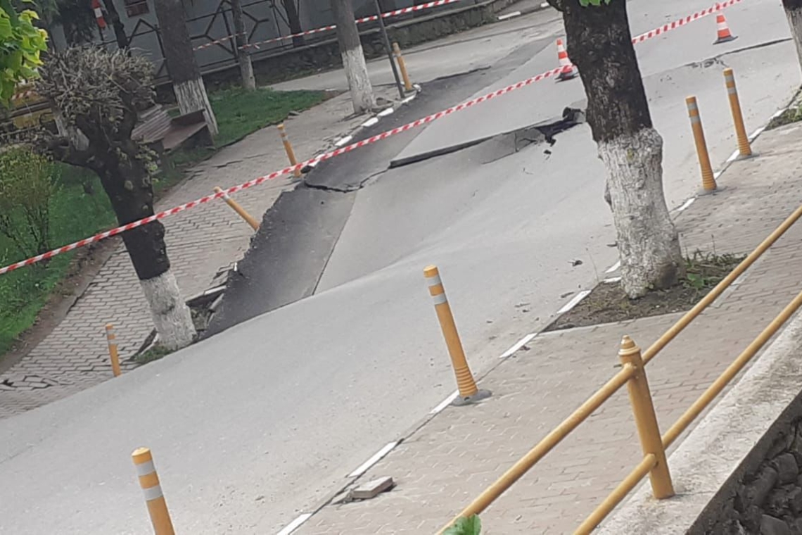 O stradă din orașul Slănic s-a surpat. Crater adânc de 2 metri, pe o suprafață de 60 mp. Locuitorii din zonă, evacuați. „Fuge pământul sub noi”