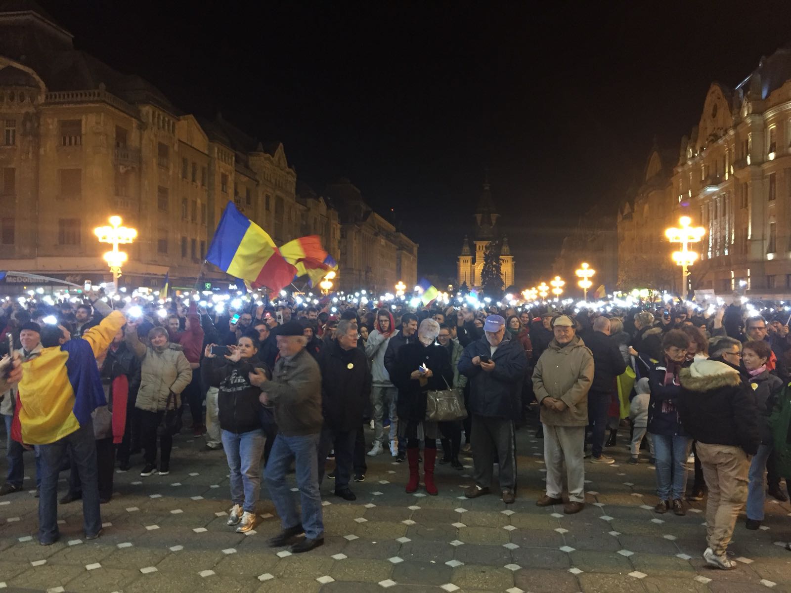 UPDATE: Proteste mai multe orașe din țară față de modificarea legilor justiției. Oamenii au ținut un moment de reculegere în memoria victimelor din Colectiv | FOTO&VIDEO