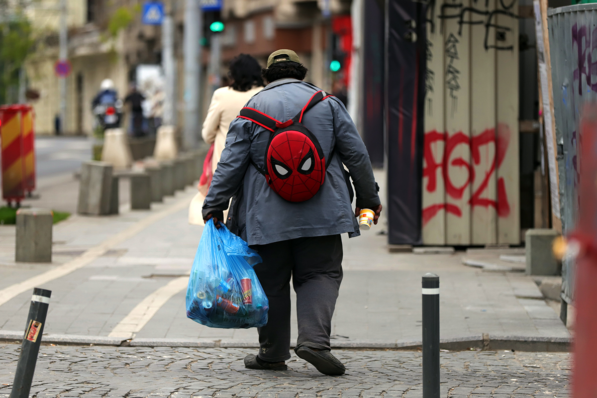 O altă față a programului de garanție-reciclare. Alergând după PET-uri prin București: „Nu dau în cap, nu tâlhăresc, sunt bani munciți! Scot un milion, un milion jumate pe zi”