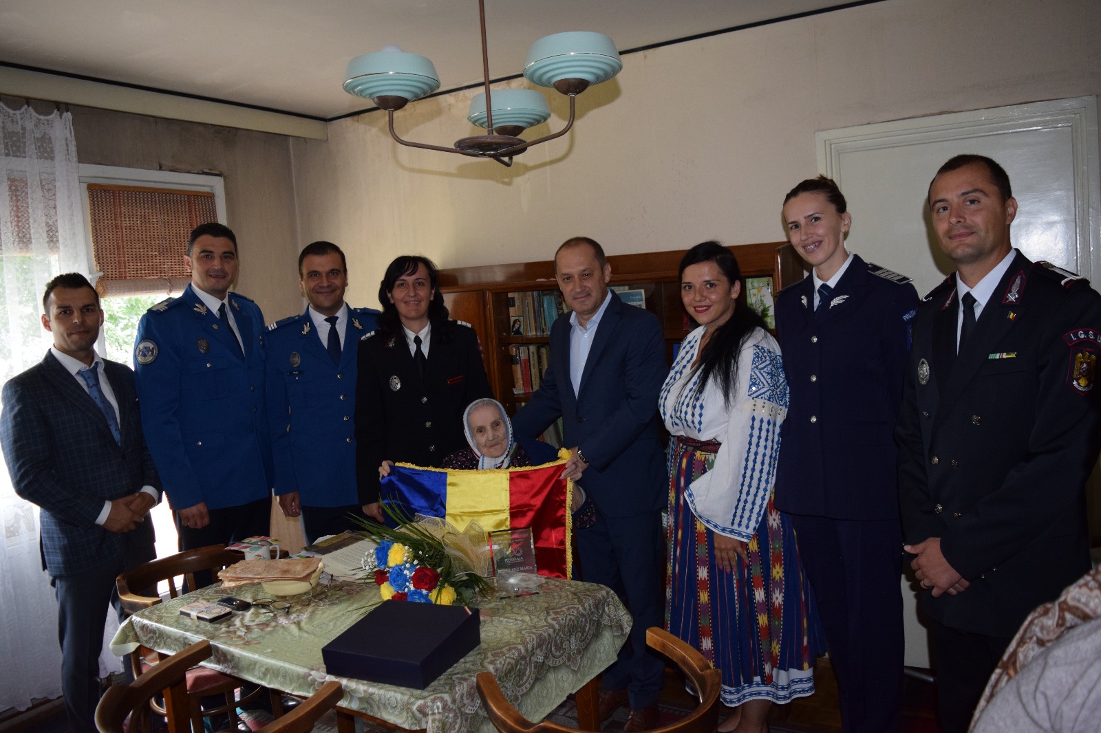 Două braşovence care au împlinit 100 de ani s-au trezit cu poliţia, pompierii şi jandarmii la uşă. Aceştia le-au adus flori şi un tricolor/ FOTO