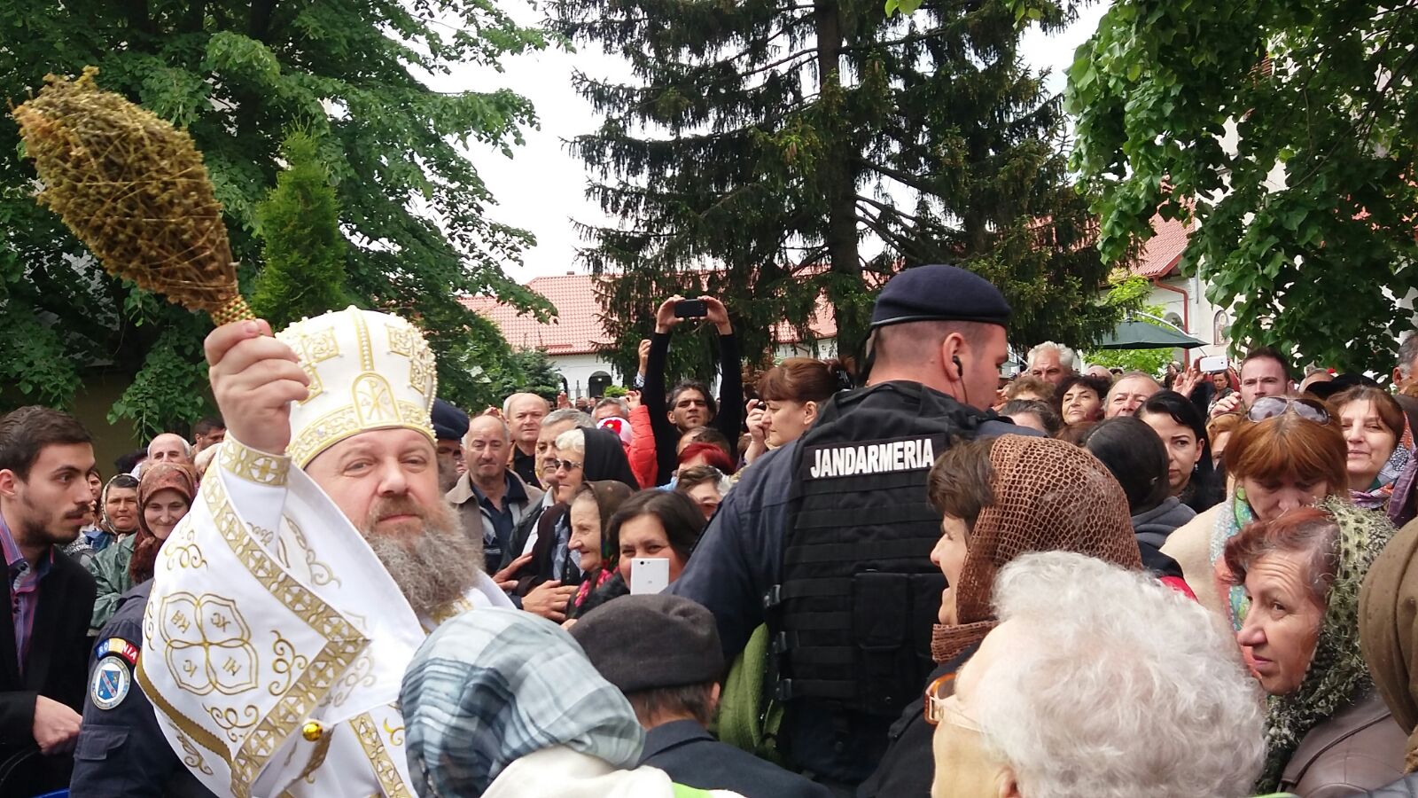 Zeci de mii de credinicioși au stat la coadă de Izvorul Tămădurii, pentru a lua apă sfințită | GALERIE FOTO