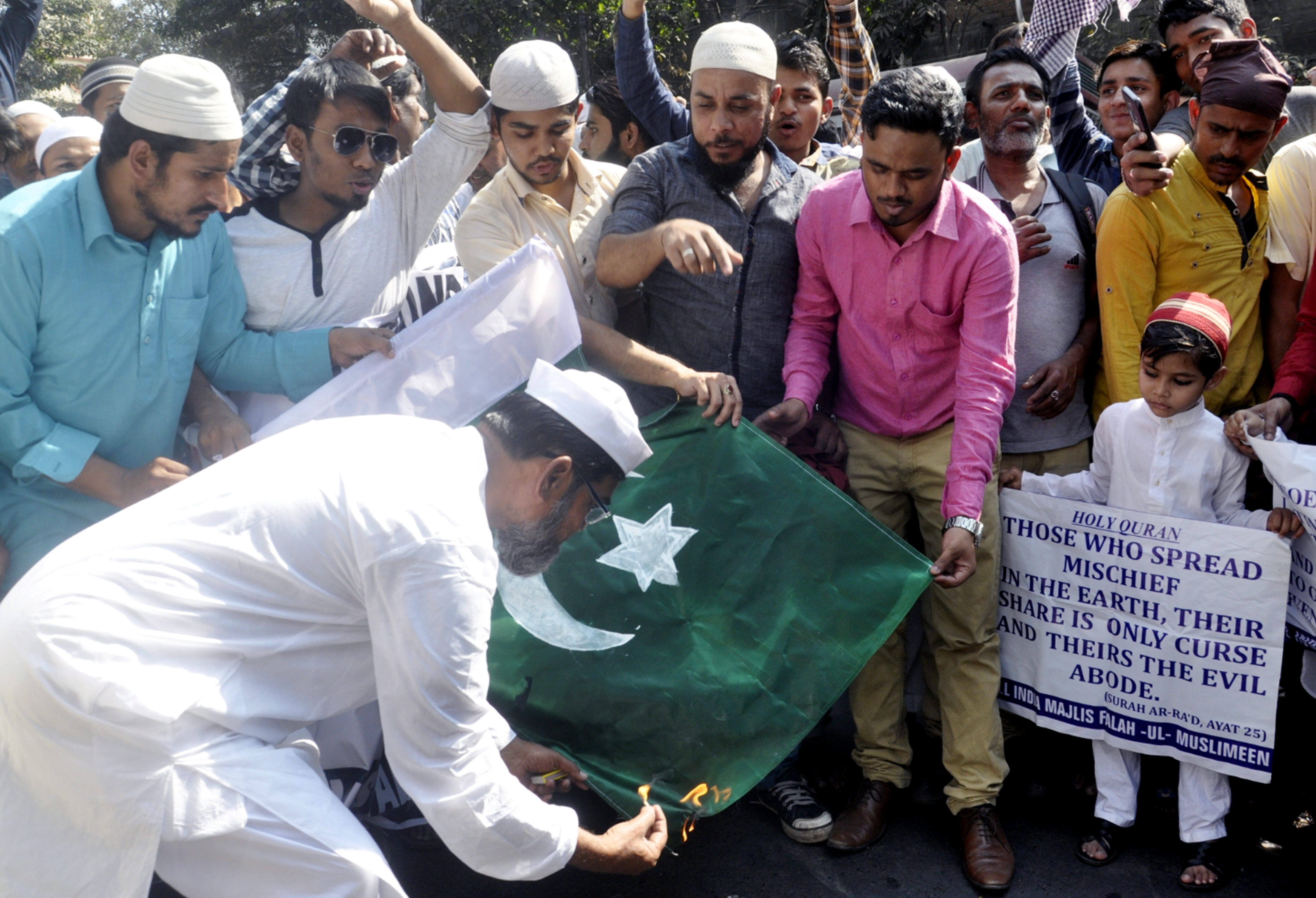 India construiește 14.000 de buncăre, iar Pakistanul consemnează la sol toate zborurile, de teama unui conflict nuclear / FOTO&VIDEO