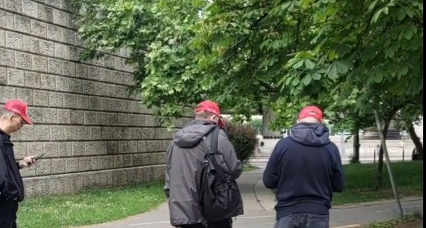 Különös jelenetek az Erzsébet hídon: Tompos Mártont körbevették a kínai aktivisták egy EU-s zászló miatt – videó