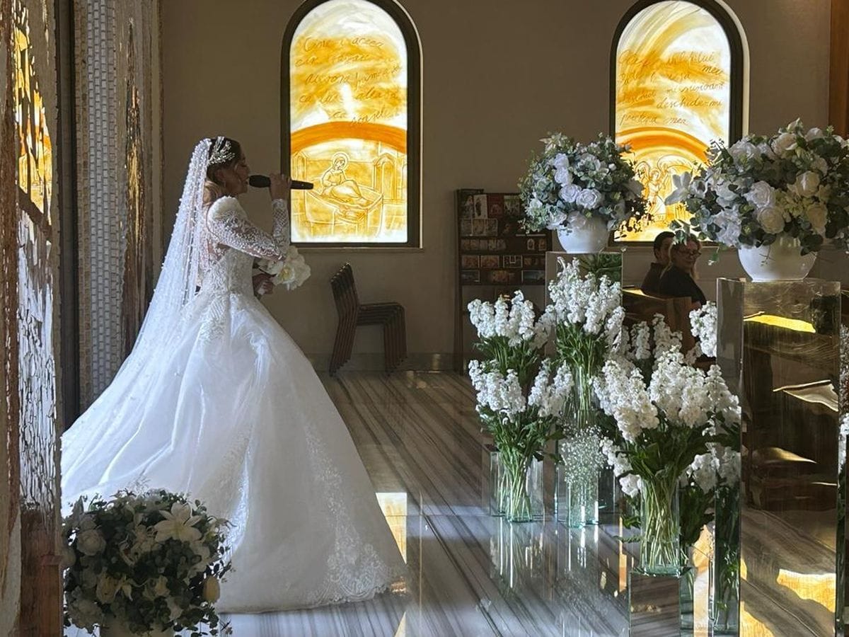 Bella Santiago s-a căsătorit religios cu Ionuț Grigore. Cum arată cântăreața din Filipine în cele două rochii de mireasă