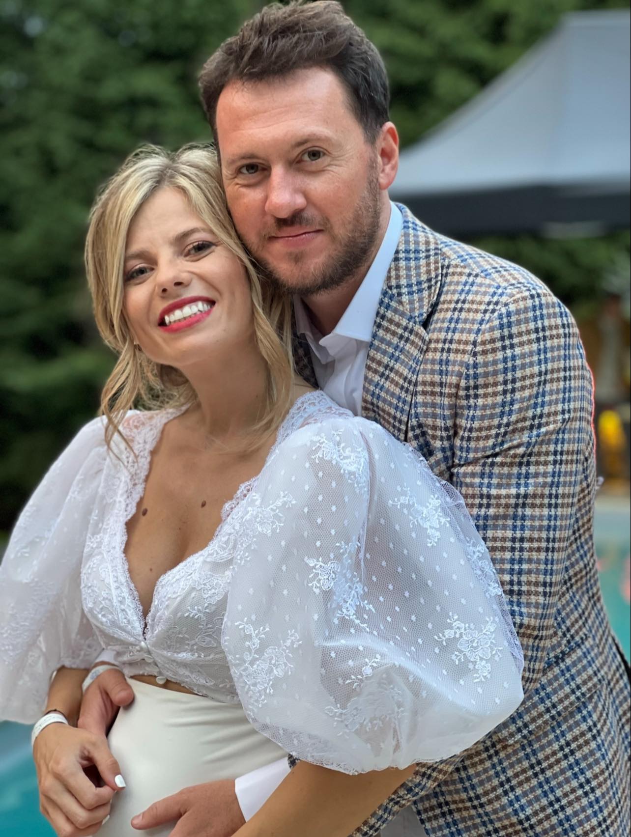 Imagini de la nunta Roxanei Hulpe. Tatăl preot a condus-o la altar, iar Cabral și Andreea Ibacka au fost nași