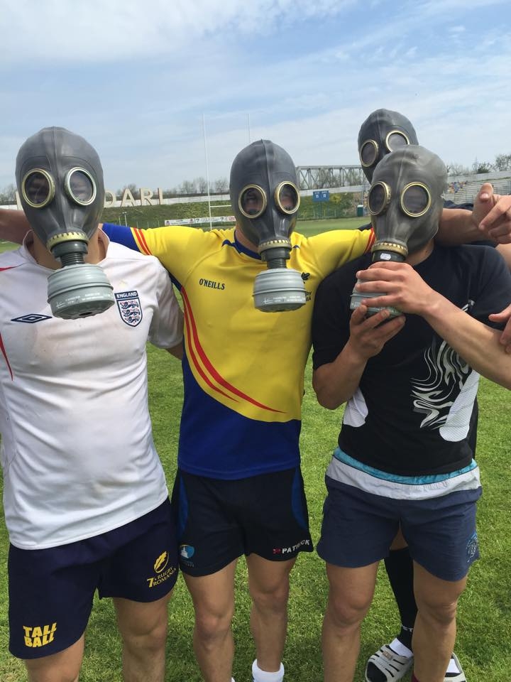Rugbyștii unei echipe din România, în teren cu masca de gaze pe figură!