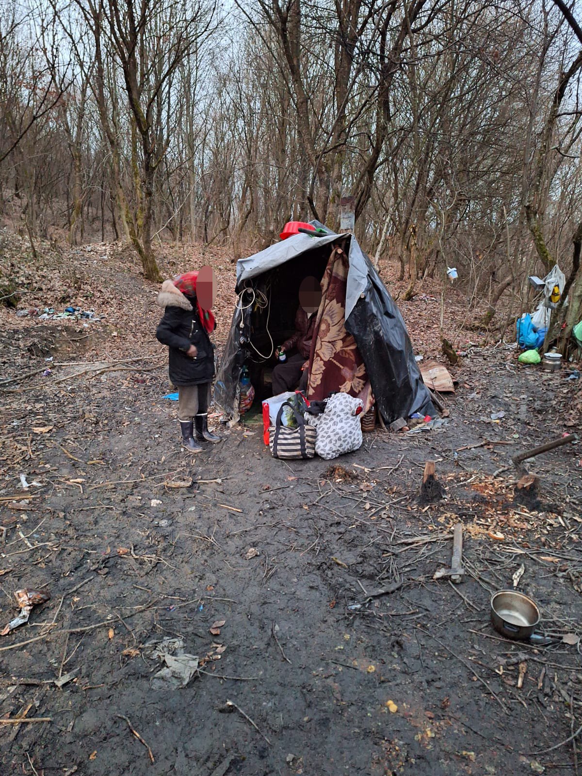 Opt oameni fără adăpost, găsiți în corturi din pături și celofan, într-o pădure din Bistrița. Printre ei, o fetiță de 2 ani și un băiat de 6 ani