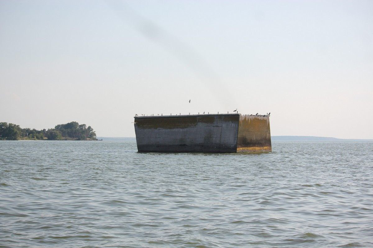 Rușii s-au lăudat că au pulverizat o barjă cu soldați ucraineni, pe Nipru. Era un pilon de pod construit de nemți în Al Doilea Război Mondial