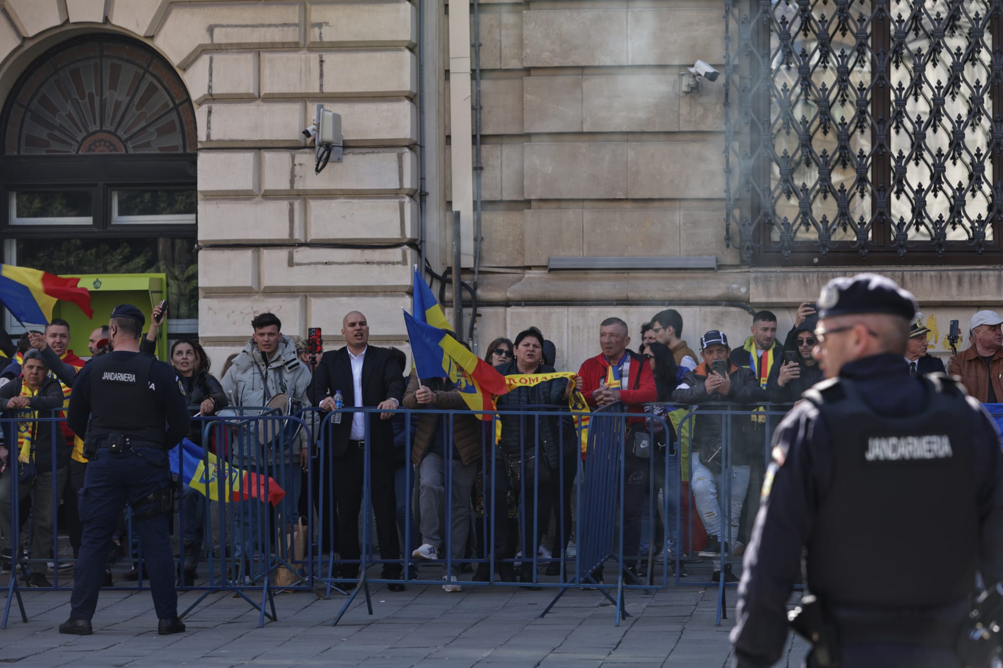 Susținătorii lui Călin Georgescu s-au dus la depunerea candidaturii lui Crin Antonescu la alegerile prezidențiale