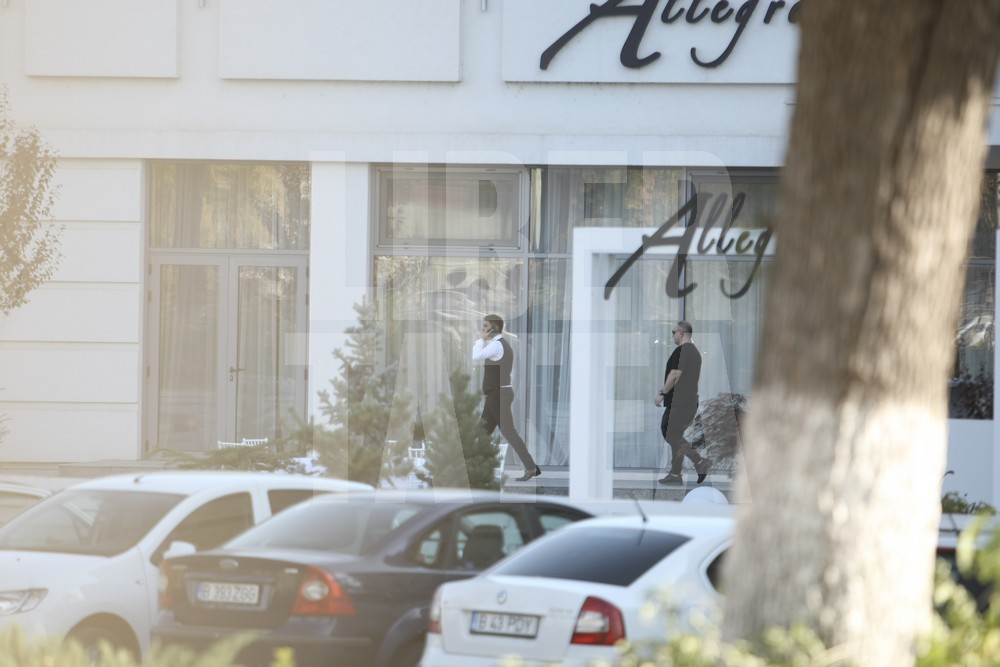 FOTO EXCLUSIV | După nuntă, Adrian Mutu a mers la ciorba de potroace. L-a așteptat în fața restaurantului pe nașul Cosmin Contra