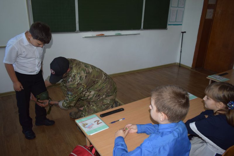 Mercenar din Batalionul Wagner, propagandă la clasa a III-a, într-o școală din Rusia: „Le-a arătat școlarilor decorațiile sale și medalia pentru curaj”