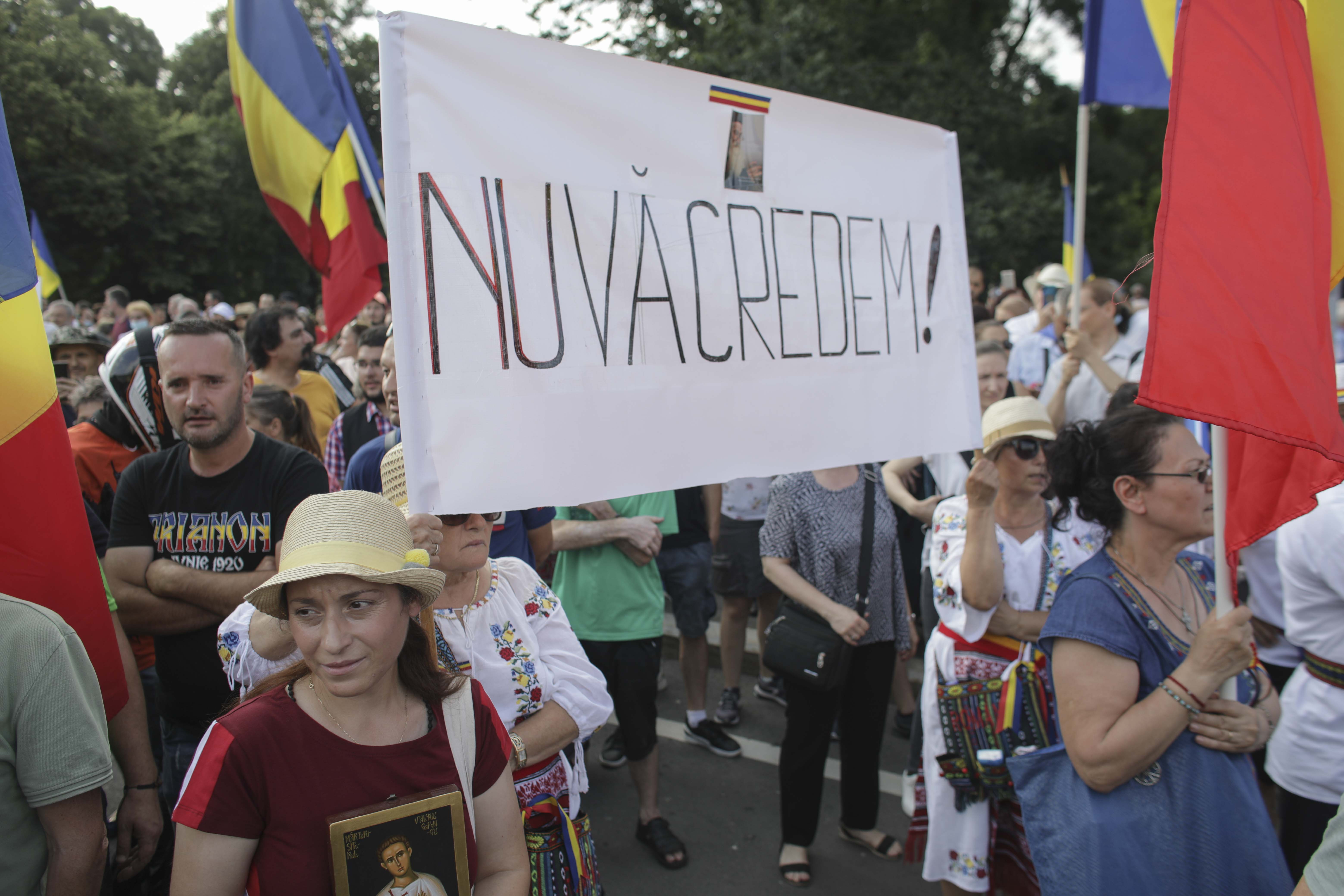 Miting împotriva legii carantinării și izolării, în fața Guvernului. ”Cred în Dumnezeu, nu în Covrig-19”. Raed Arafat, mesaj pentru protestari: ”Îi așteptăm la spital”