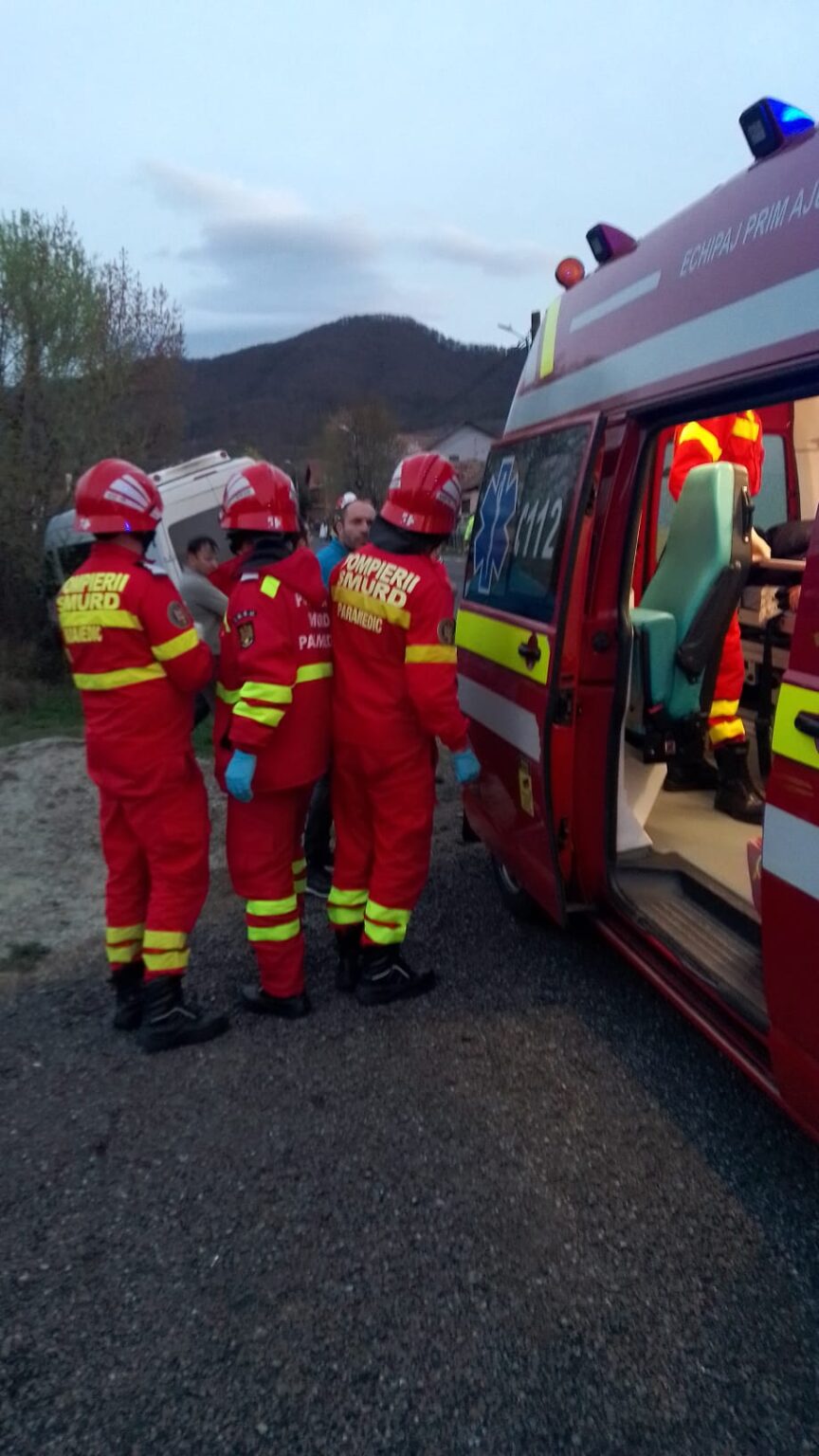 Microbuz cu 23 de pasageri la bord, răsturnat în stațiunea Călimănești, județul Vâlcea