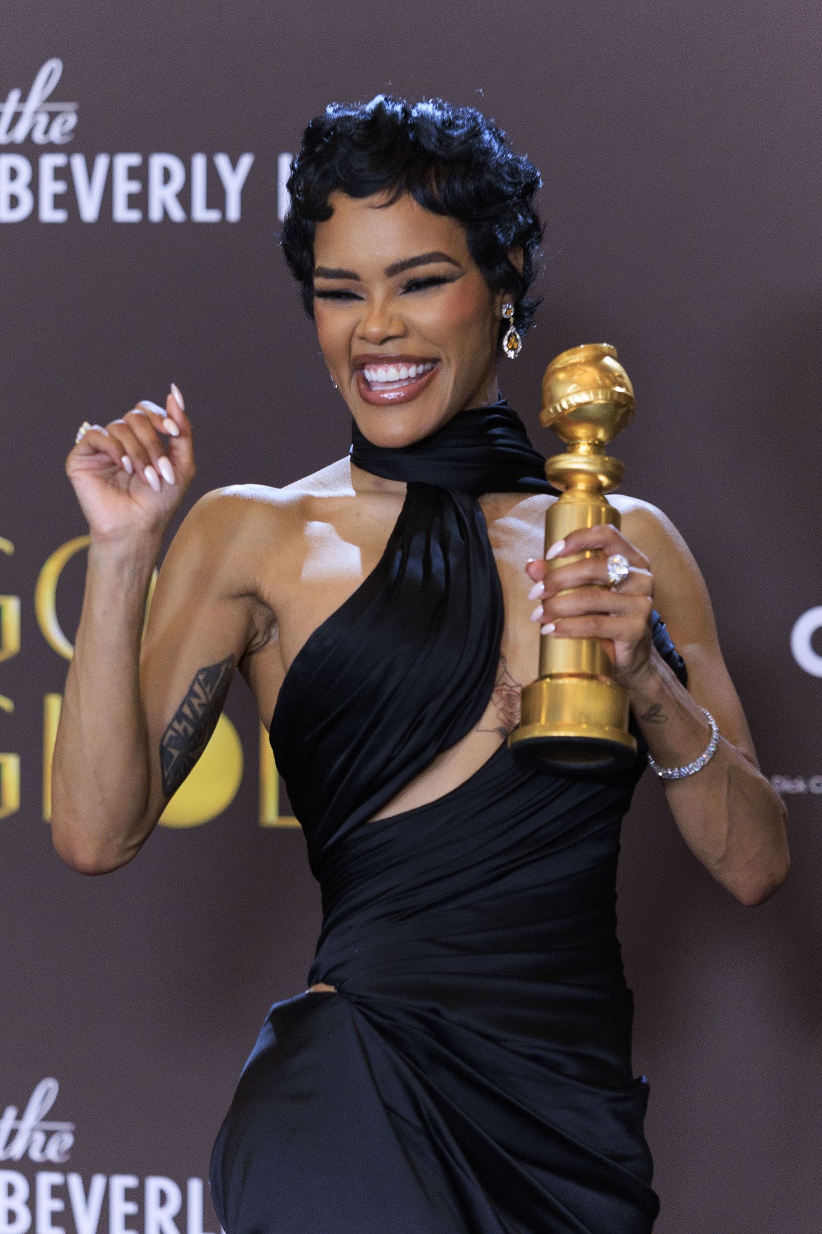 Teyana Taylor, într-o rochie cu posteriorul la vedere la Globurile de Aur 2026. Motivul pentru care a avut ochii în lacrimi pe scenă