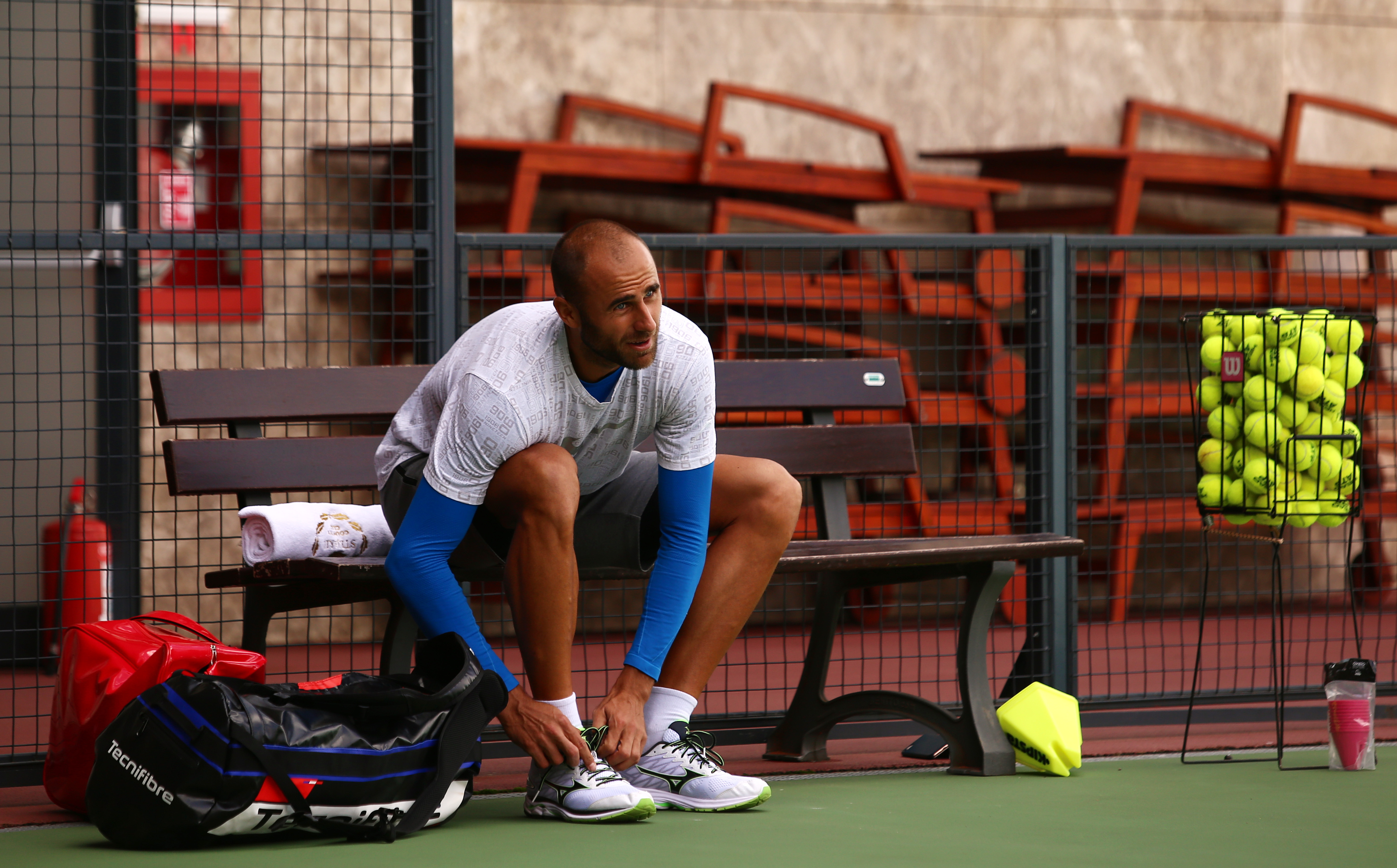 Marius Copil, bătut de Roger Federer în finala de la Basel. A încheiat cu o înfrângere demnă campania glorioasă
