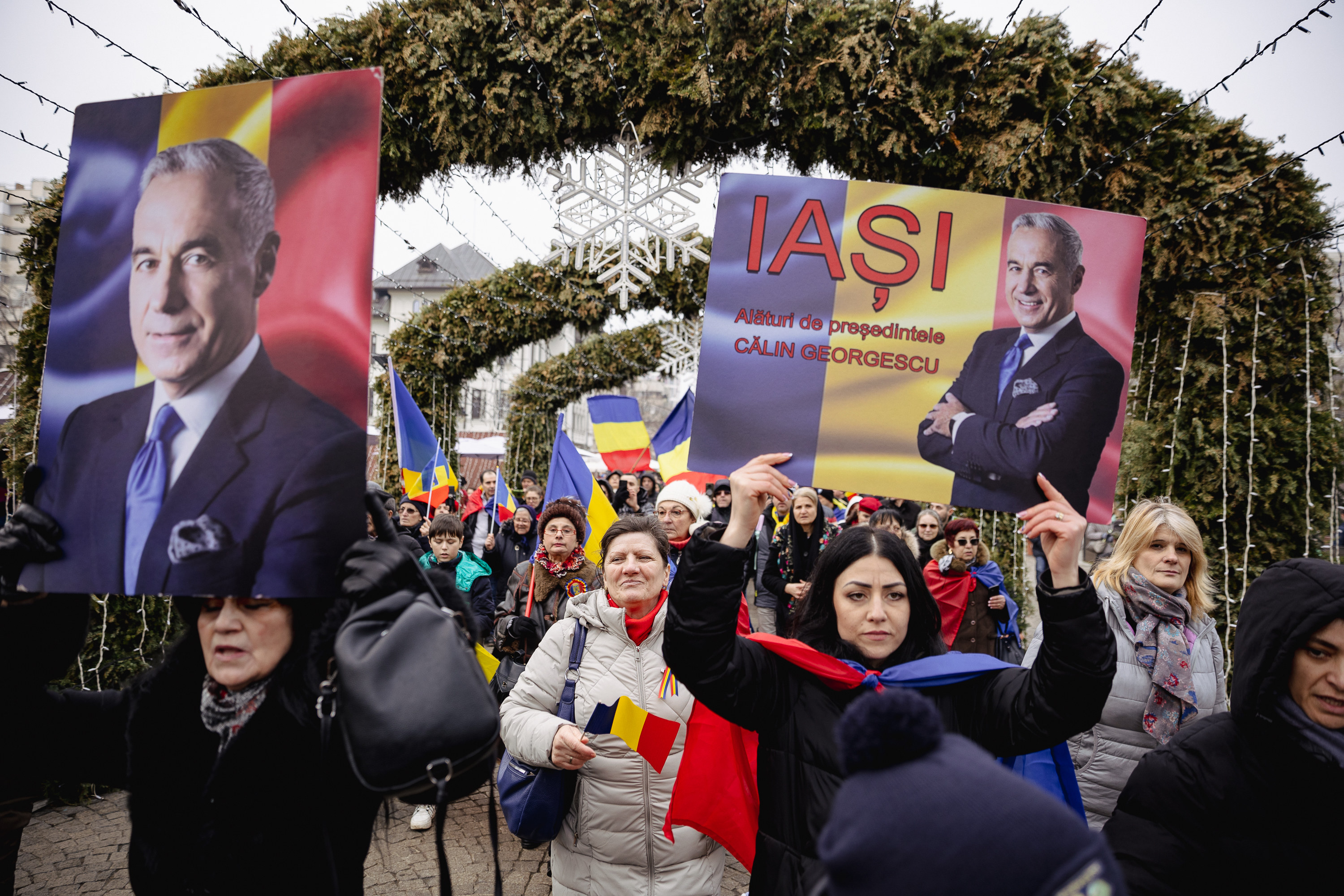 Ziua Unirii în imagini la Iași: câteva mii de oameni s-au bucurat de „sârba moldovenilor” și au fluierat puținii politicieni prezenți | Fotoreportaj