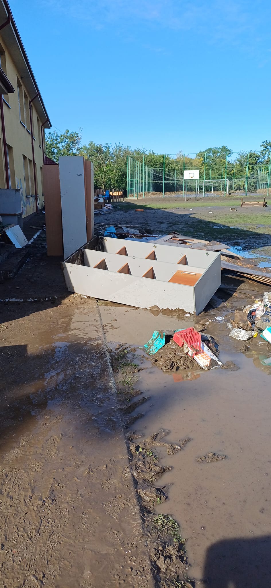 Imaginea cu băiețelul de 7 ani care s-a dus să curețe școala acoperită cu noroi, după inundații, la Cudalbi, în Galați, a devenit virală