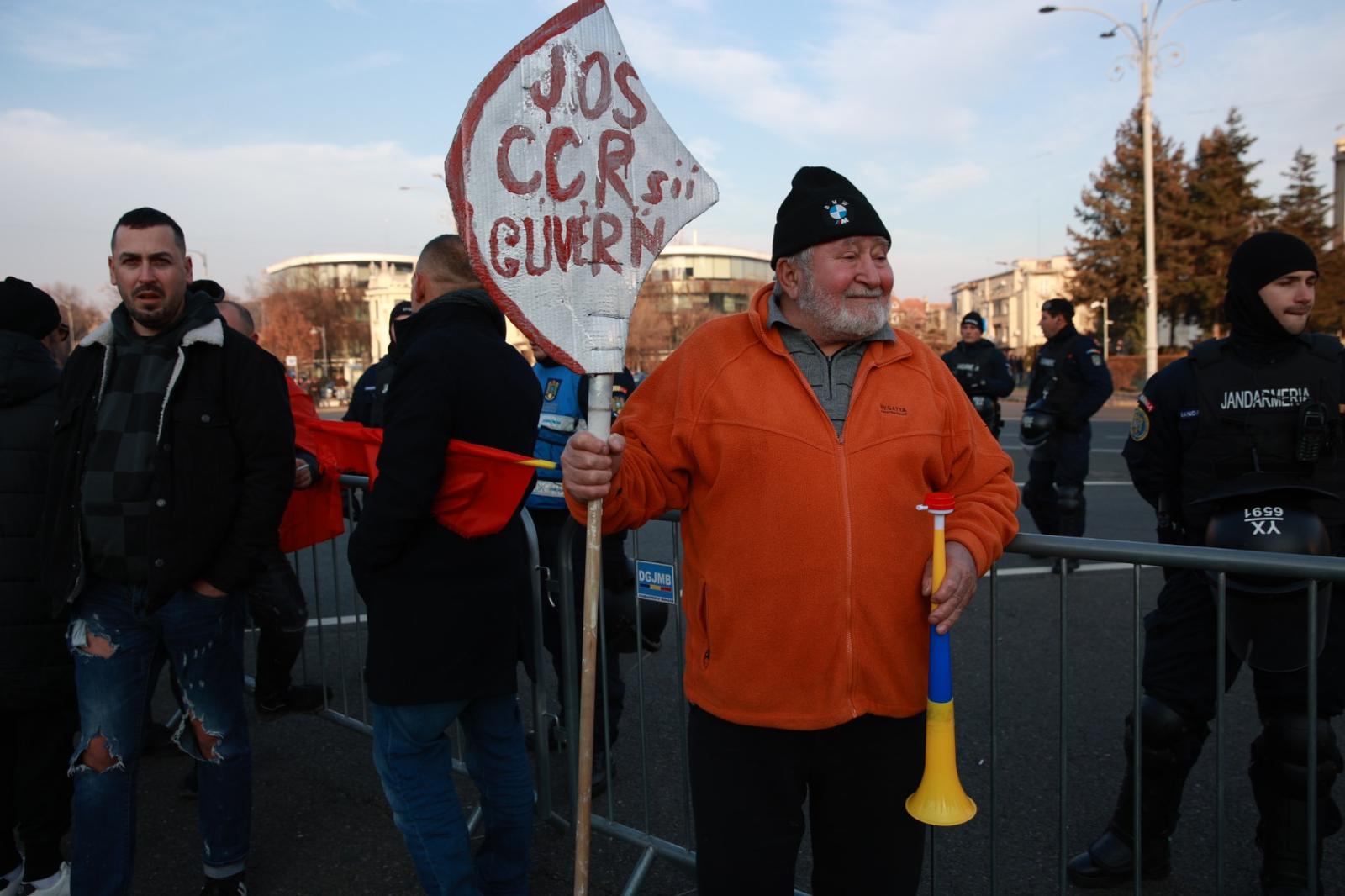 LIVE TEXT: Zeci de mii de oameni la protestul organizat de AUR în București. Mai mulți protestatari aveau asupra lor cuţite, bricege și substanţe interzise