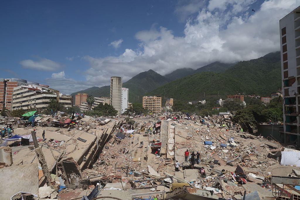 Tânăr scos în viață de sub dărâmături în Venezuela după 106 ore de la cutremurele devastatoare
