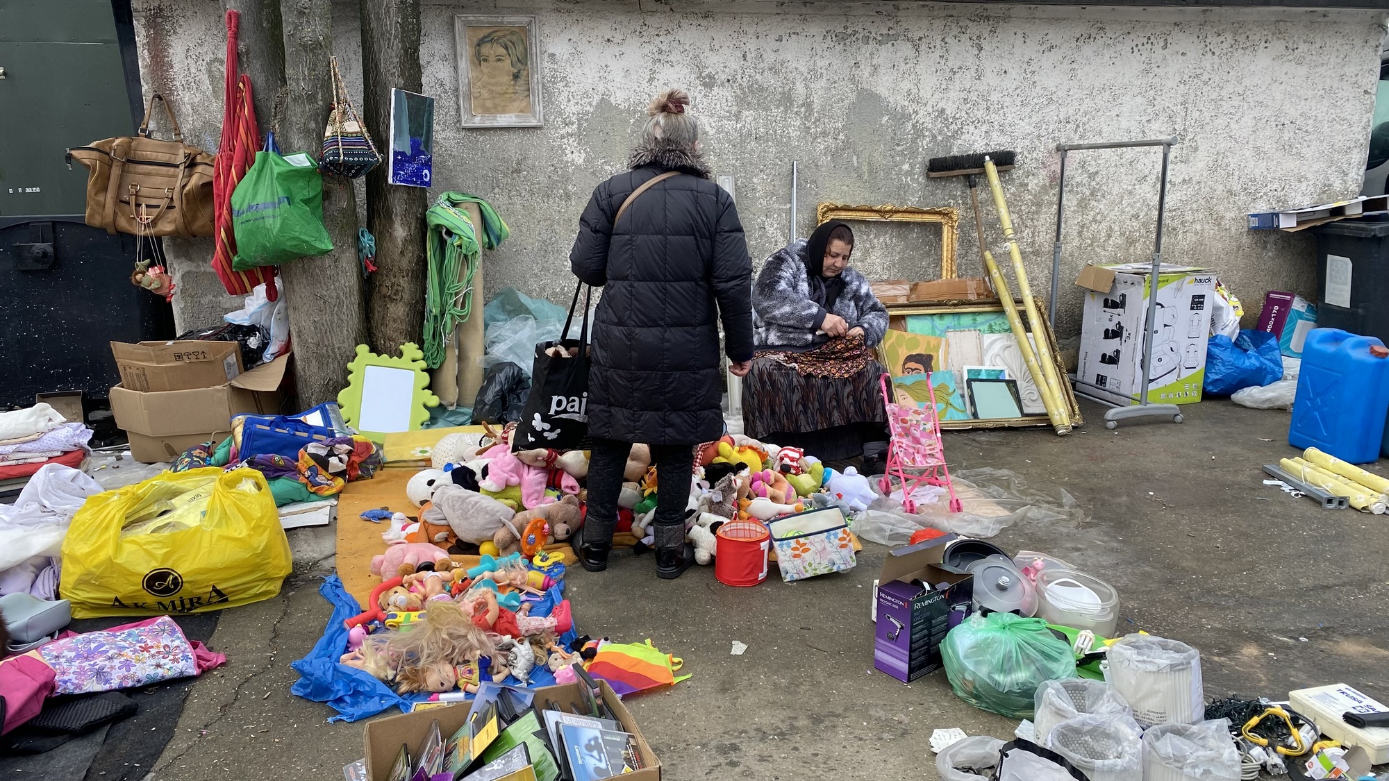 „Nu pot să trăiesc cu 450 de lei lunar”. Pentru a supraviețui, românii își vând pe prețuri de nimic cele mai dragi obiecte pe care le-au strâns o viață întreagă