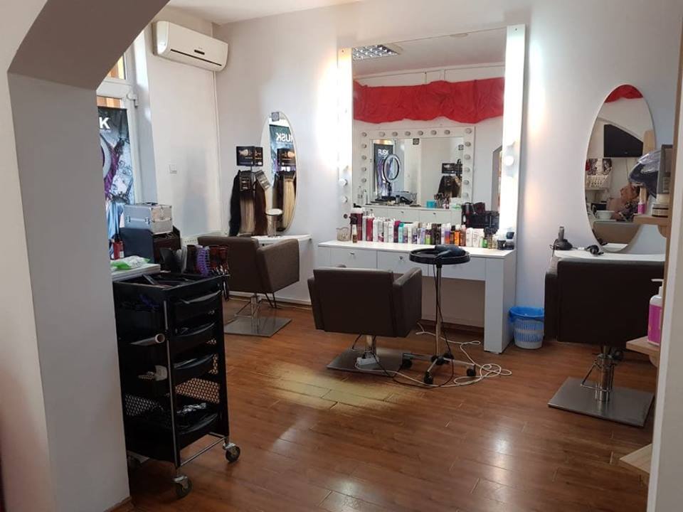 Adriana Bahmuțeanu are probleme cu banii? Ce se întâmplă cu salonul de înfrumusețare și atelierul de croitorie pe care le avea cu prietena ei | FOTO