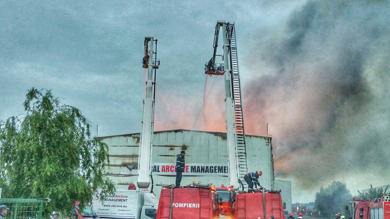 FOTO&VIDEO/ Incendiul din Dărăști încă nu a fost lichidat. Există focare mocnite chiar și după 60 de ore