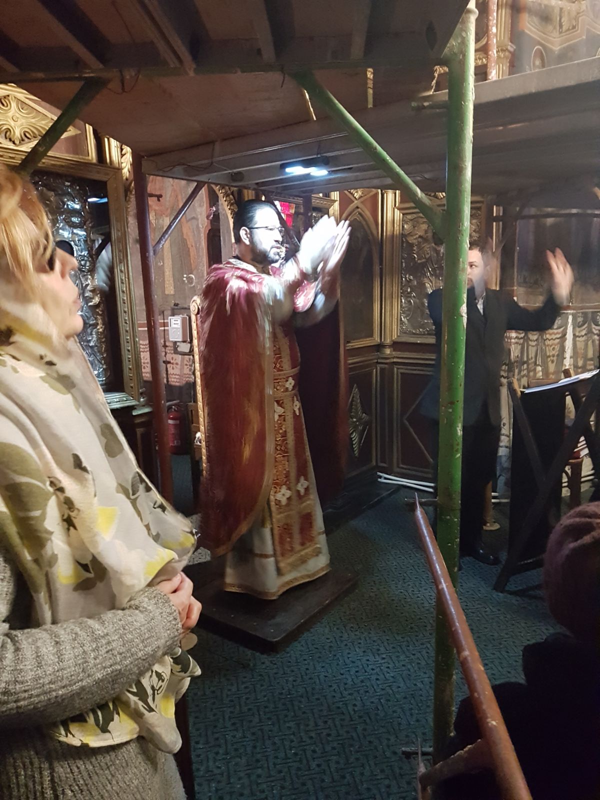 REPORTAJ VIDEO. Preotul care ține slujbele în tăcere. A transformat biserica într-un lăcaș pentru persoane cu nevoi speciale