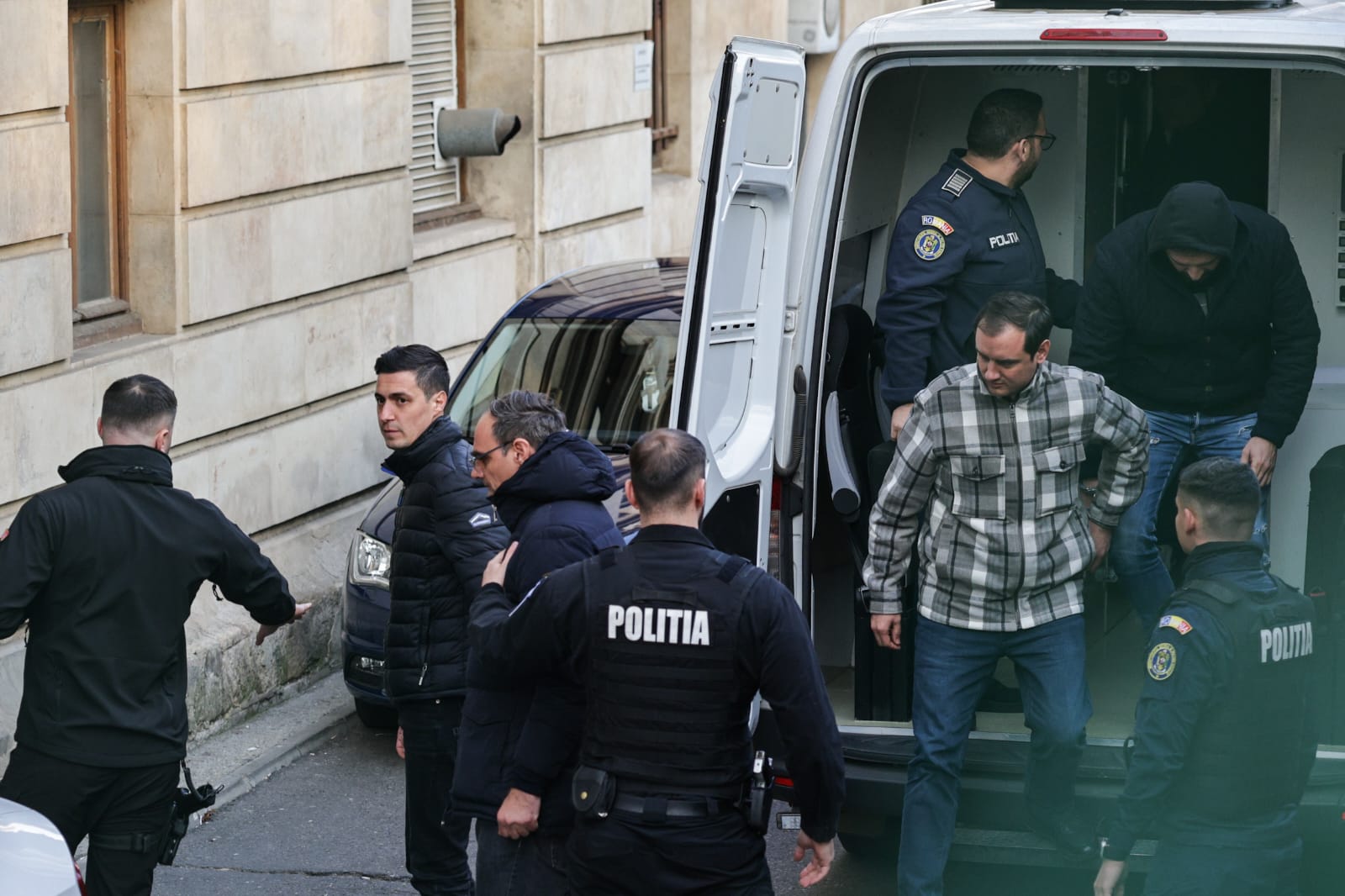 Laura Vicol și soțul Vladimir Ciorbă au plecat de la Curtea de Apel. DIICOT a cerut arestare preventivă, instanța a rămas în pronunțare