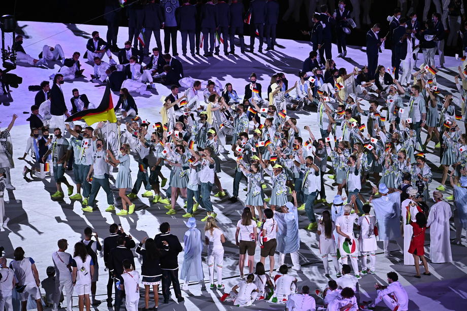 Jocurile Olimpice au început azi la Tokyo. România a schimbat portdrapelul, înainte de ceremonia de deschidere