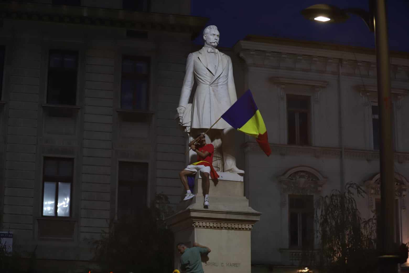 Sărbătoare și la București! Atmosferă incendiară în Piața Universității după ce tricolorii s-au calificat în optimi la Euro 2024