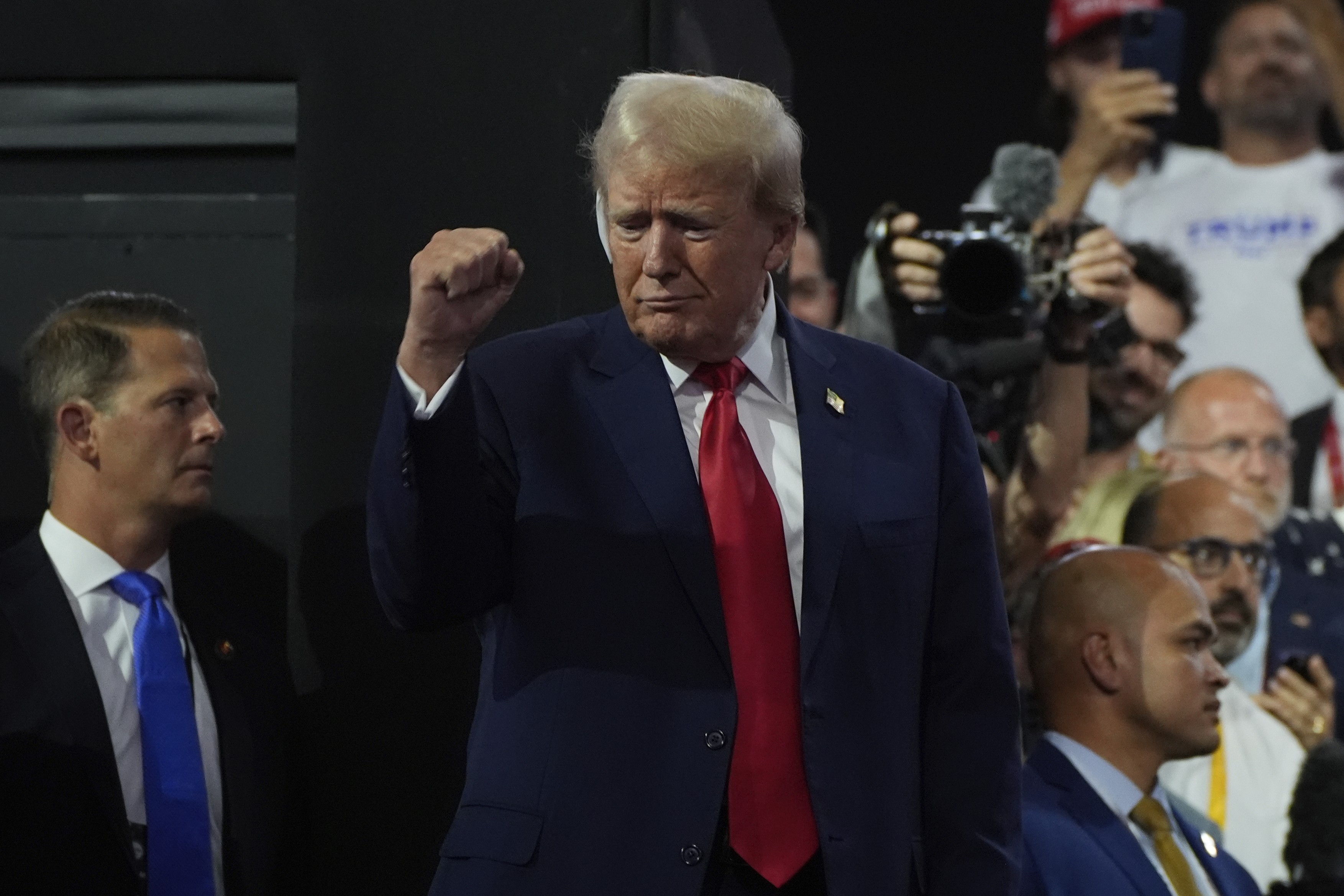 Donald Trump, cu un bandaj pe ureche, a fost primit în aplauze și scandări la convenţia republicană: „Luptă! Luptă! Luptă!”