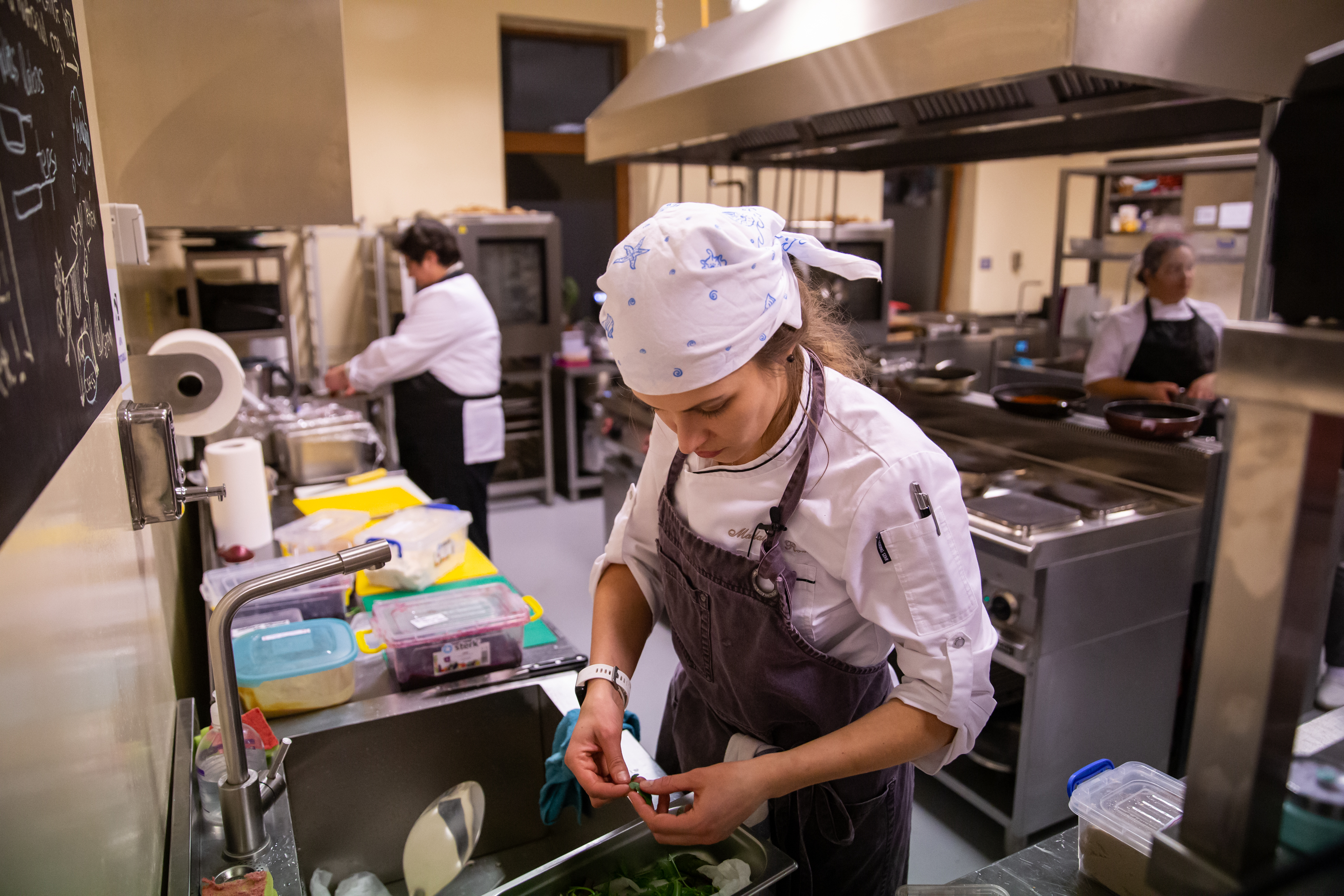 Pariul Mădălinei: primul restaurant din România unde nimic nu se aruncă, totul se transformă. Ce gust au chipsurile din zaț de cafea și piureul din coji de mere?