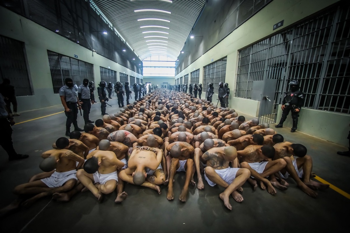 Mii de membri ai bandelor au fost mutați într-o nouă „megaînchisoare”, cea mai mare din America, după ce au fost capturați în El Salvador