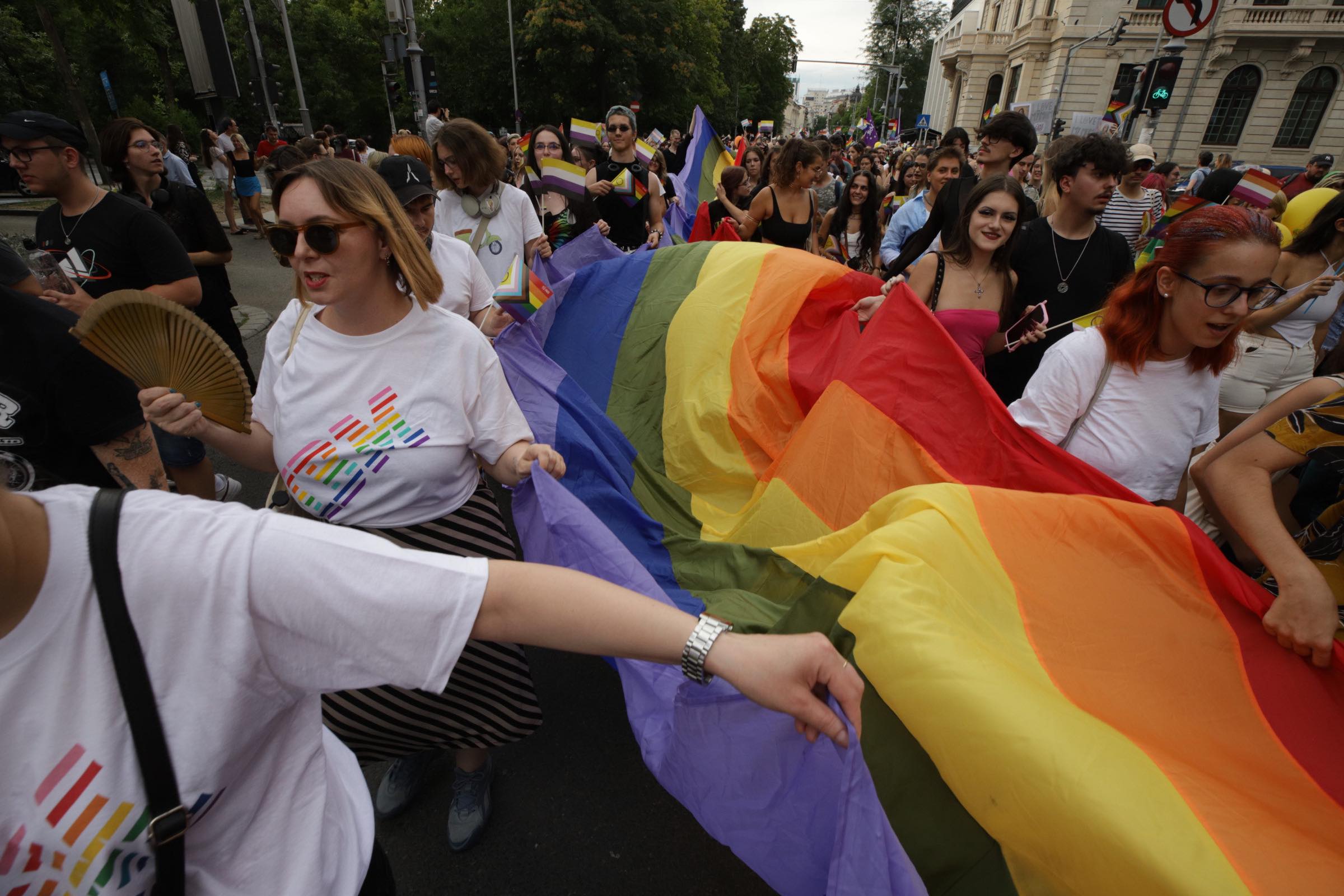 Aproape 25.000 de oameni au participat la Bucharest Pride, la câteva ore după ce 150 de persoane au luat parte la „Marșul normalității”