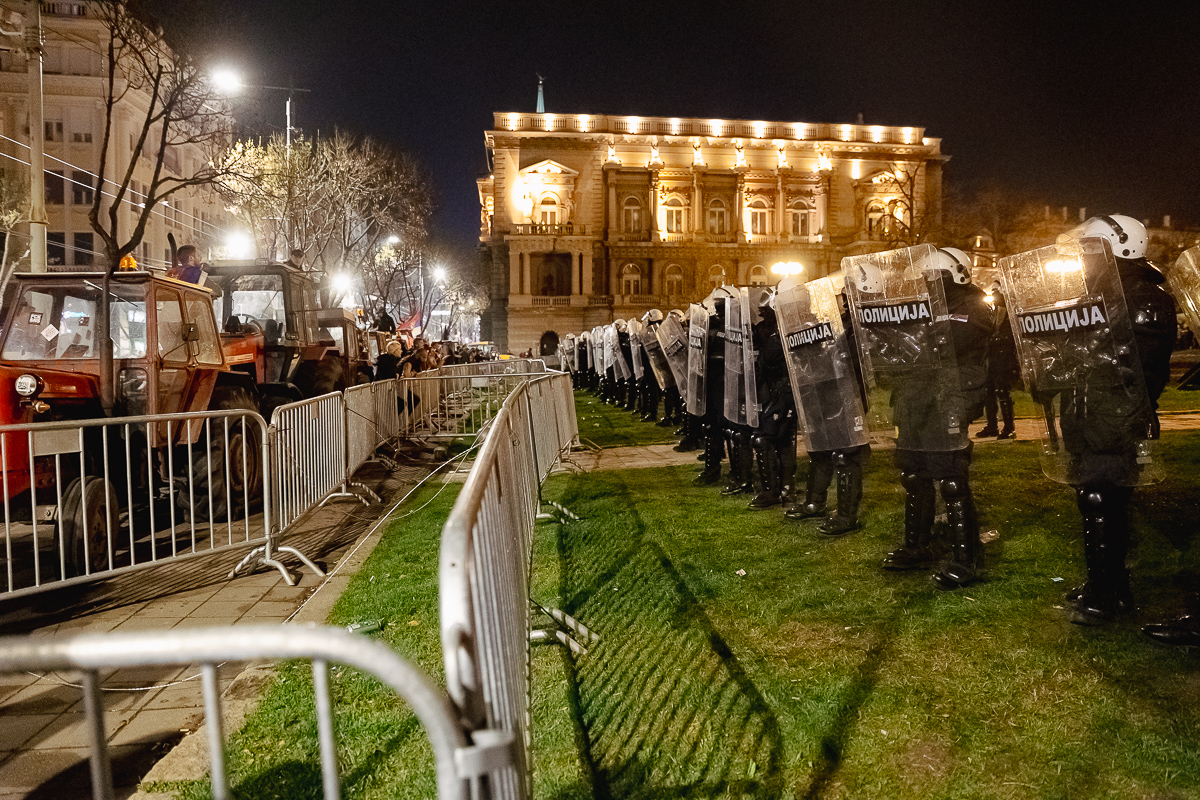 Marele protest de la Belgrad văzut din mulțime: Cratițele și tăcerea care au speriat Puterea FOTOREPORTAJ