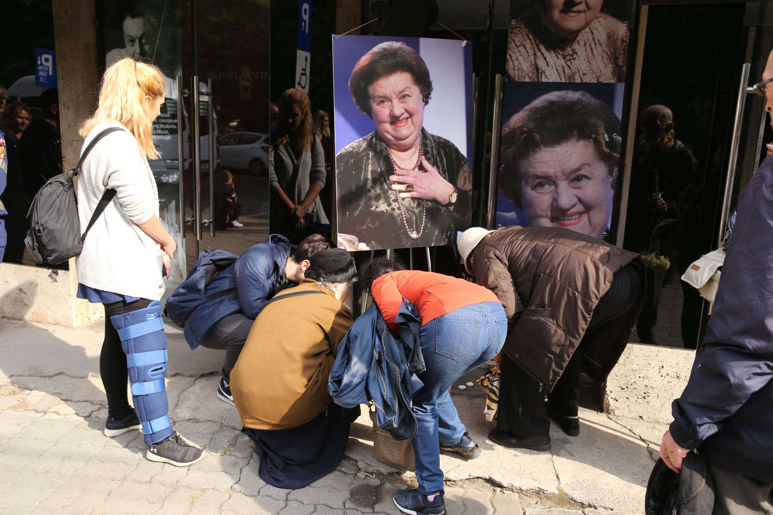 Tamara Buciuceanu, ultimele aplauze și ultimele flori, la ”Bulandra”. Colegii din teatru, distruși de durere
