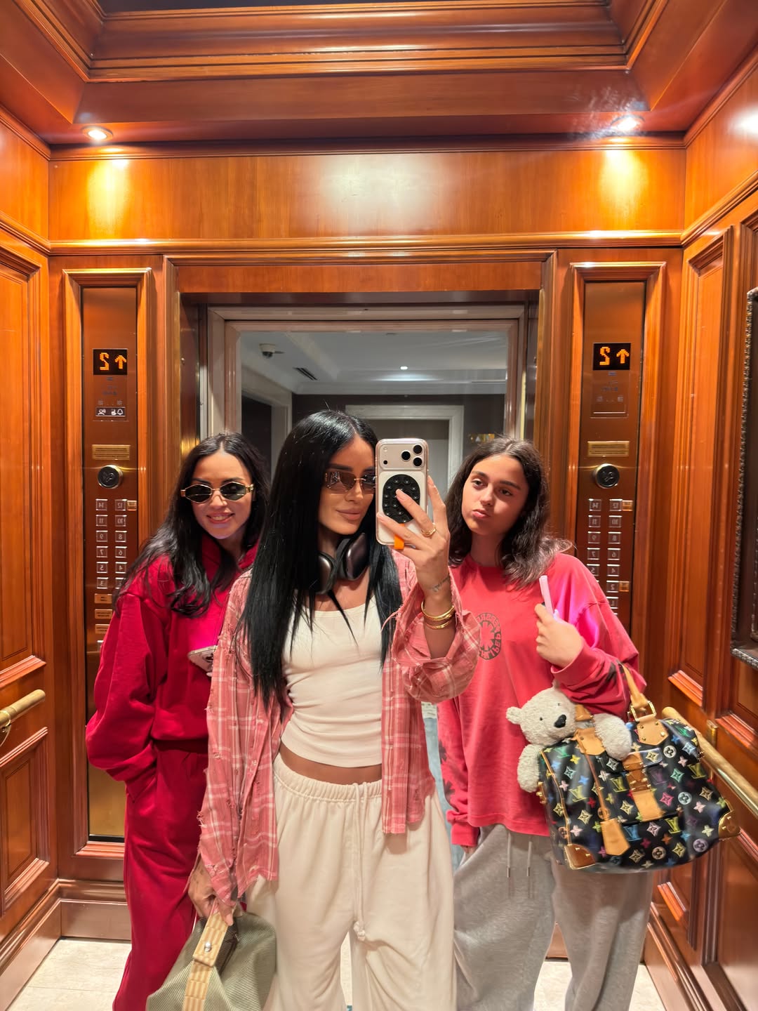 Cum au apărut Adelina Pestrițu și Ioana, soția lui Gabi Tamaș, la concertul lui Kanye West din Istanbul. Au stat doar 48 de ore în Turcia