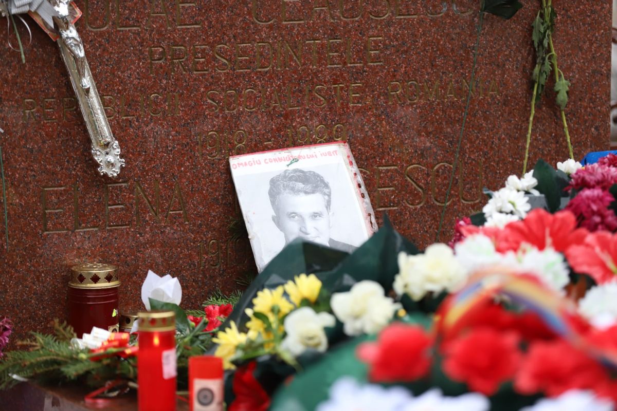 Câțiva nostalgici ai regimului comunist au venit, de Crăciun, la mormântul dictatorului: „Ceaușescu a dat de muncă la lume”