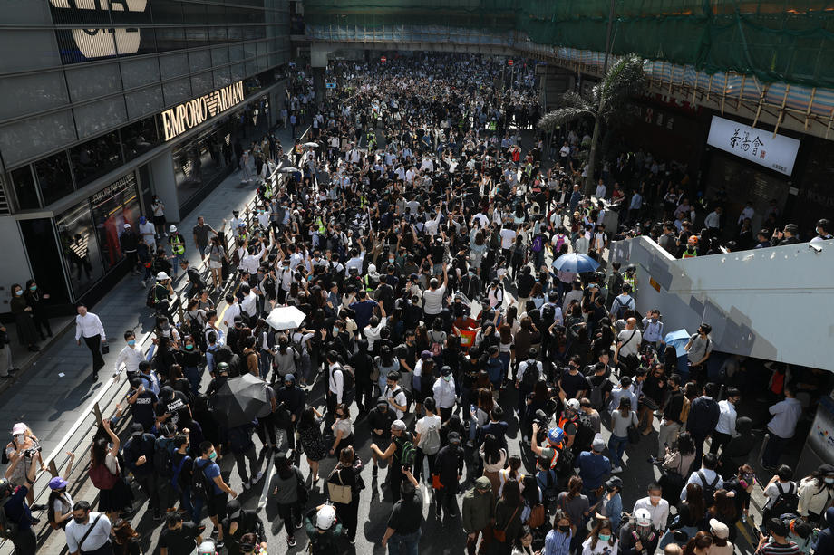 VIDEO | Protestatar împușcat de un polițist în Hong Kong. Momentul șocant a fost filmat