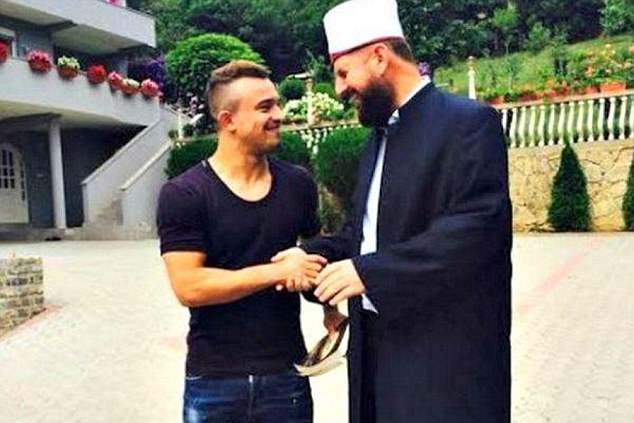 Un fotbalist a fost certat că s-a pozat cu un imam suspectat de terorism