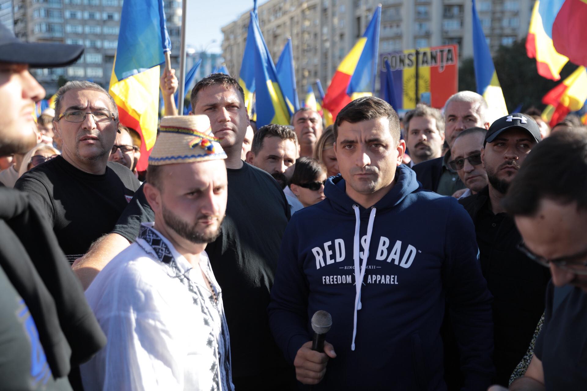Scandal între taberele Simion și Șoșoacă, la protestul AUR. Manifestanții, despărțiți de jandarmi