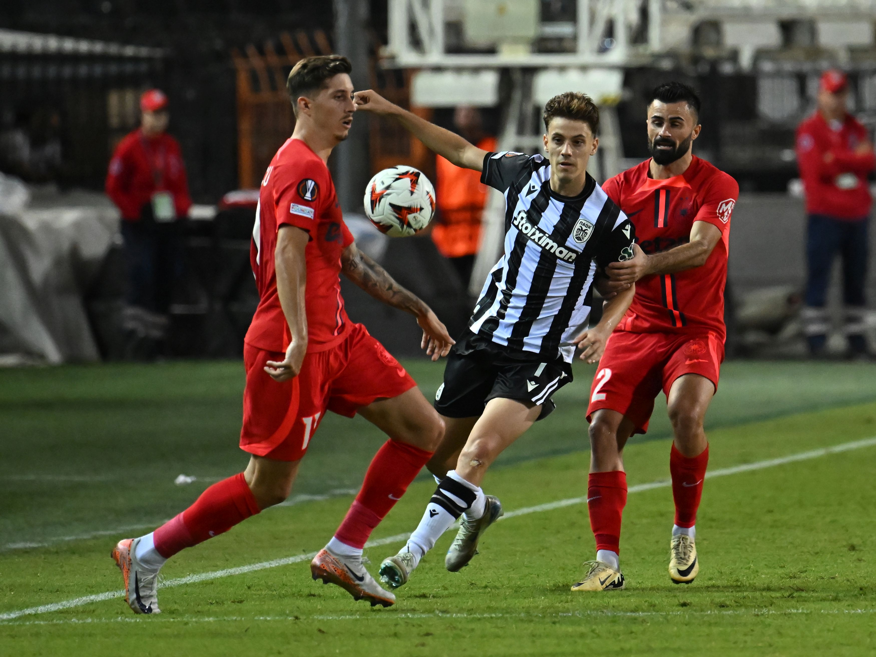 FCSB a câștigat la PAOK Salonic cu 1-0 după un final dramatic, în care echipa lui Răzvan Lucescu a lovit bara