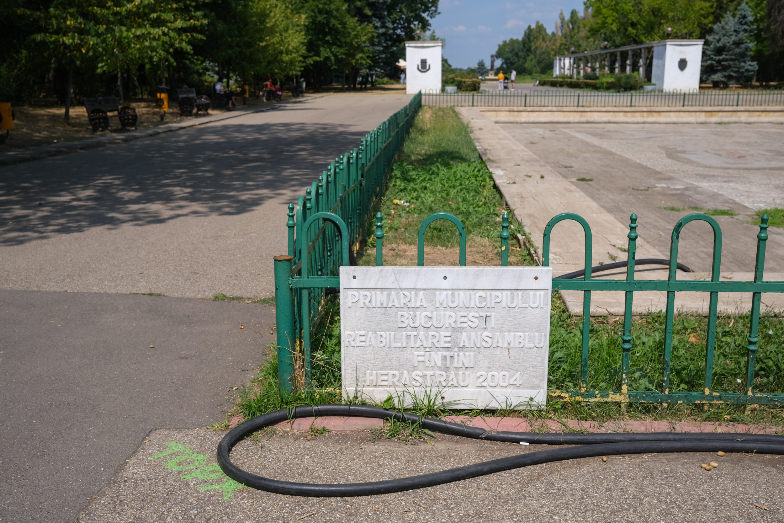 Parcul Herăstrău, degradarea continuă. Bănci rupte, iarbă lipsă, alei crăpate și arteziene fără apă