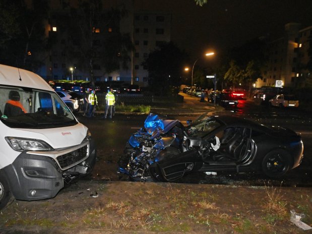 Un Ferrari California de curse, cu 460 CP, s-a făcut praf pe o stradă din Berlin, unde a lovit violent mai multe mașini parcate