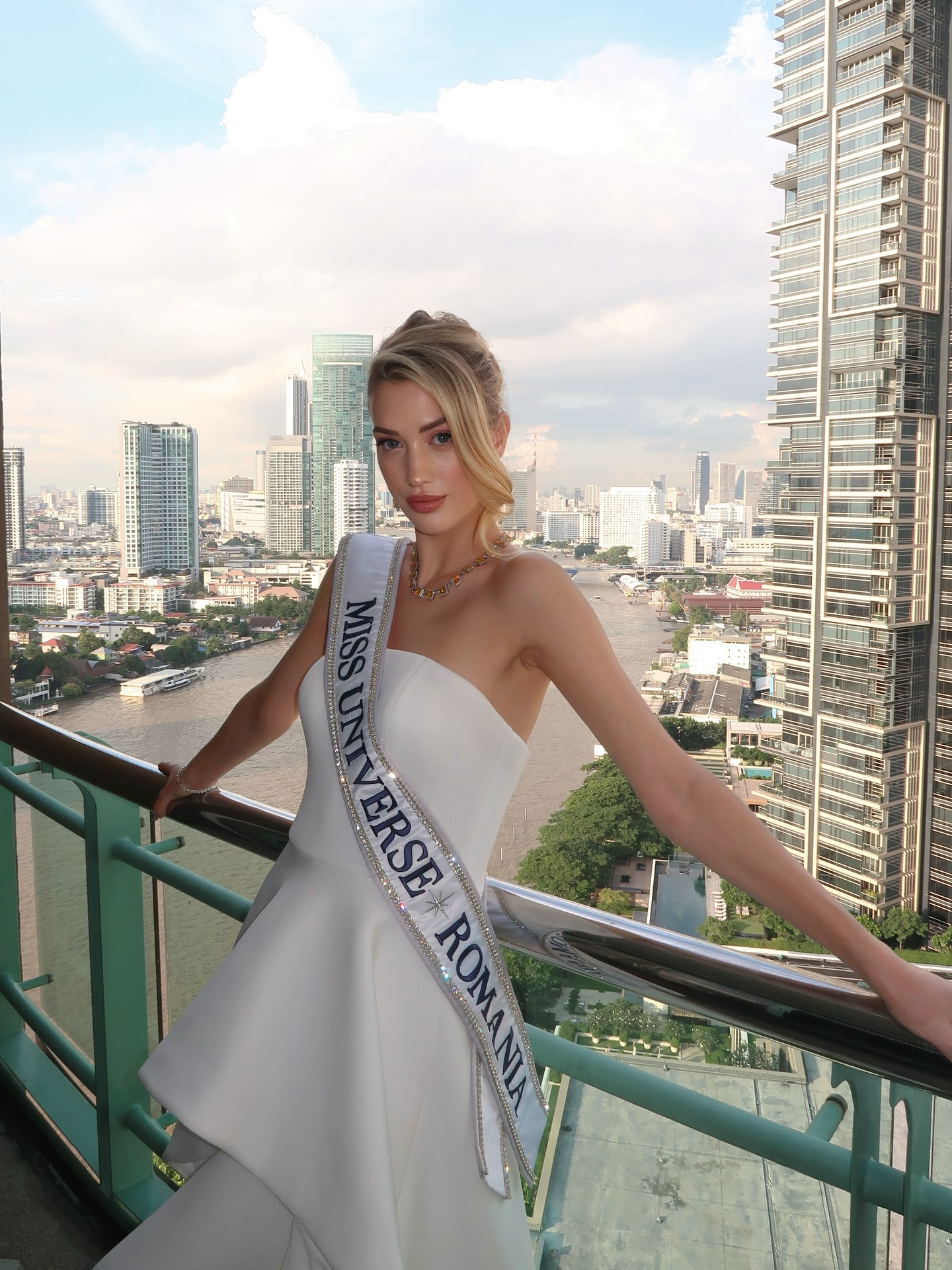Cine este Cătălina Jacob, reprezentanta României la Miss Universe 2025. Concursul are loc în Thailanda
