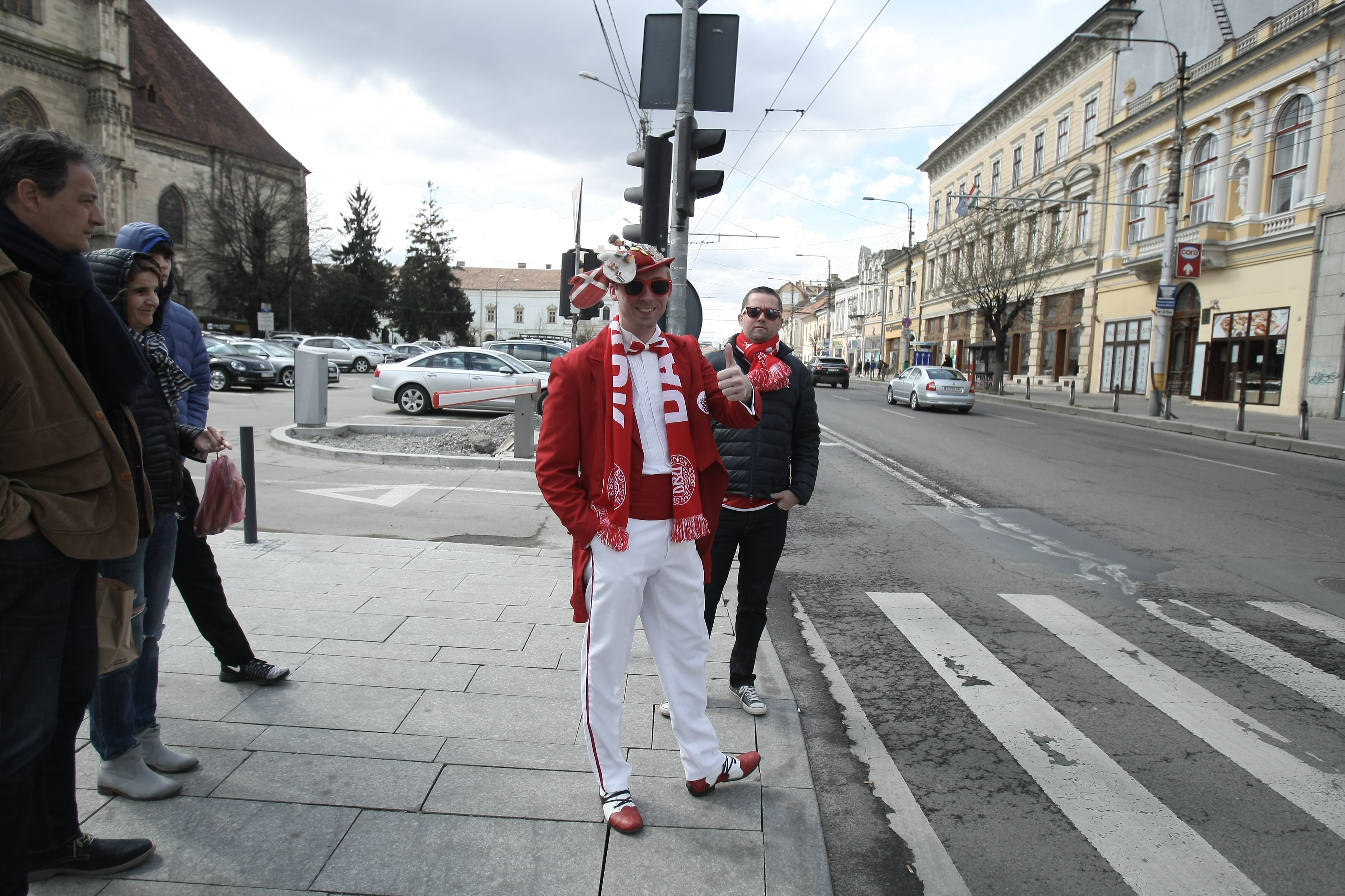 Suporterii danezilor s-au plimbat prin lapoviță și ninsoare prin centrul Clujului! Balint și Stelea s-au intersectat cu ei | FOTO & VIDEO