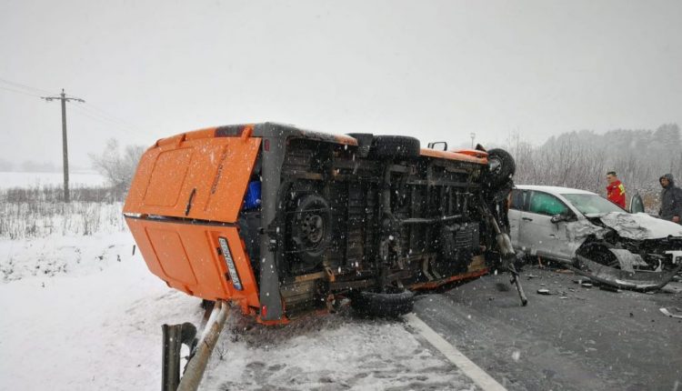 UPDATE/ Ce au aflat polițiștii despre șoferul vinovat de producerea accidentului din județul Sibiu. Zece oameni au ajuns la spital din această cauză